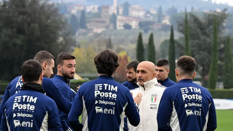 HLV Luciano Spalletti và các cầu thủ trên sân tập