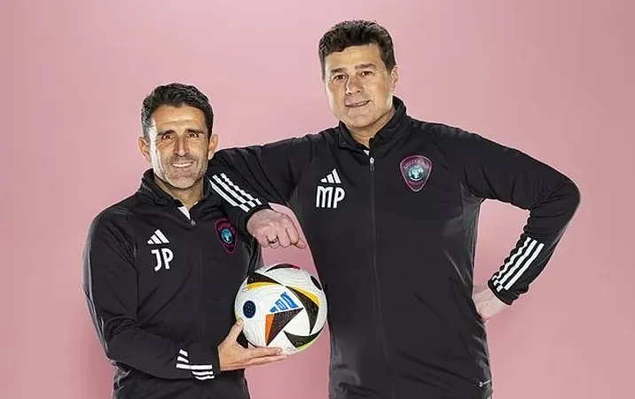 Mauricio Pochettino (phải) và người trợ lý Perez