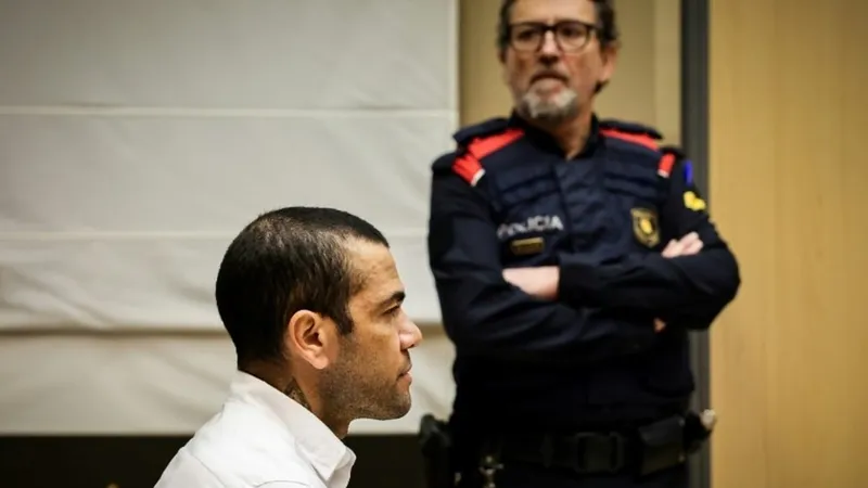 Dani Alves trong phiên tòa ở Barcelona