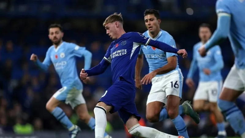 Cole Palmer đi bóng trước hàng thủ Man City