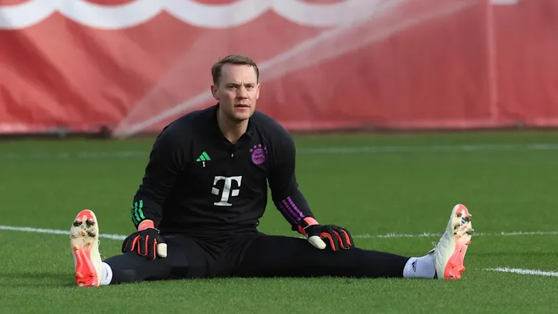 Thủ môn Manuel Neuer khó hồi phục kịp cho trận đấu với Dortmund
