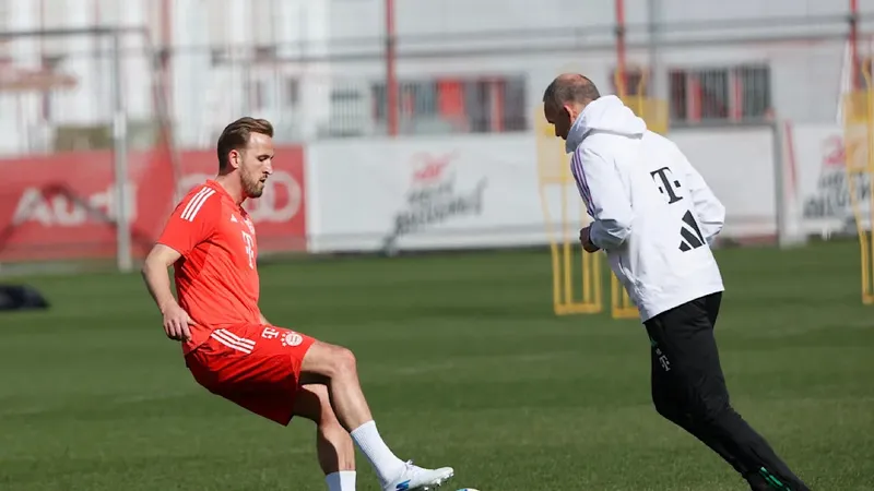 Harry Kane tập với bóng cùng chuyên gia thể lực Holger Broich