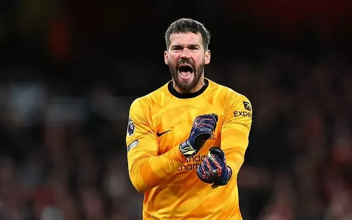 Alisson đánh giá cao năng lực đá bóng của Ederson