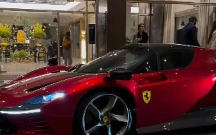 Ronaldo và chiếc xe Ferrari mới đậu trước Khách sạn Bốn mùa