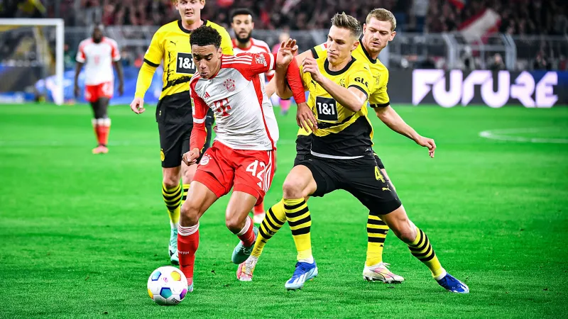 Tiền đạo Bayern Jamal Musiala đột phá qua hậu vệ Dortmund