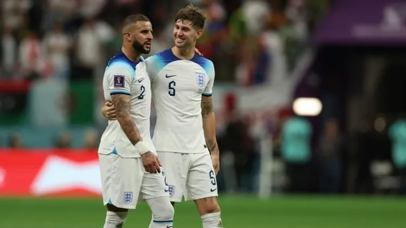 Kyle Walker (trái) và John Stones đều bỏ lỡ trận gặp Arsenal
