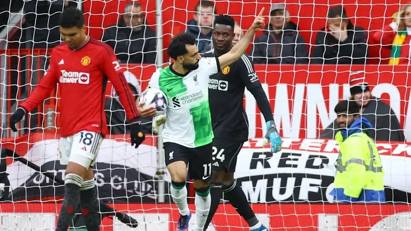 Mo Salah ghi bàn gỡ hòa 2-2 từ chấm 11m