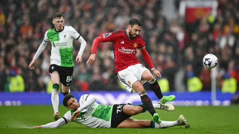 Sai lầm của Jarell Quansah giúp Bruno Fernandes ghi bàn cho Man United