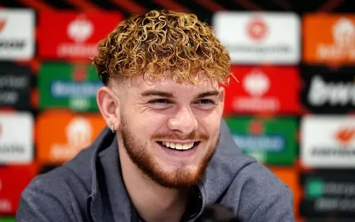 Harvey Elliott cười rất tươi trong buổi họp báo