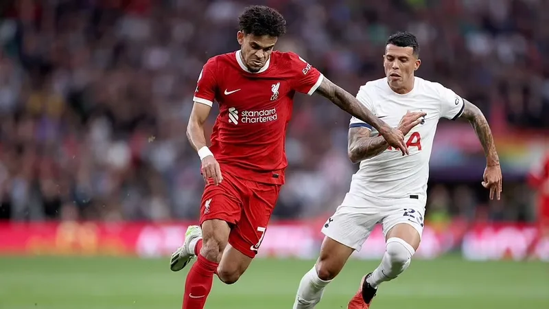 Luis Diaz (trái) ghi bàn vào lưới Tottenham nhưng bị VAR từ chối