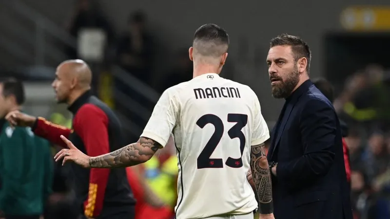 HLV Daniele De Rossi chỉ đạo trung vệ Gianluca Mancini