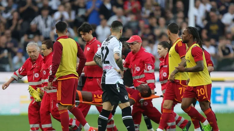 Hậu vệ Evan Ndicka (Roma) được cáng khỏi sân