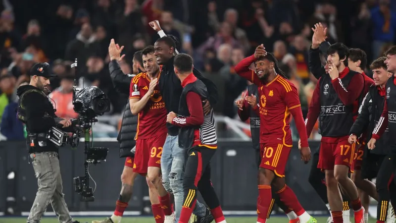 Các cầu thủ AS Roma ăn mừng chiến thắng