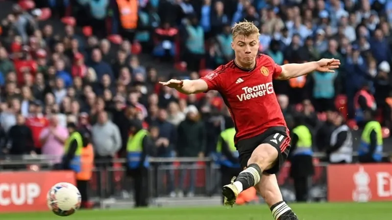 Hojlund sút thắng quả luân lưu, đưa Man United vào chung kết