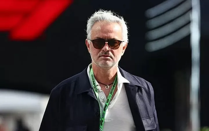 Jose Mourinho muốn thay thủ môn bằng một tiền vệ