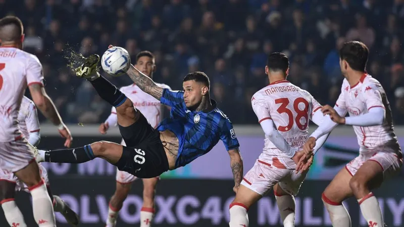 Gianluca Scamacca tung quả vô lê ghi bàn tuyệt đẹp cho Atalanta