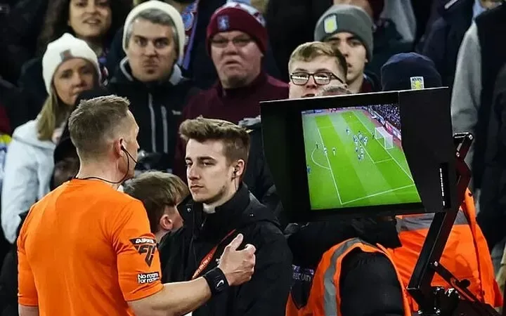 Trọng tài đang dựa theo VAR để từ chối bàn thắng của Chelsea