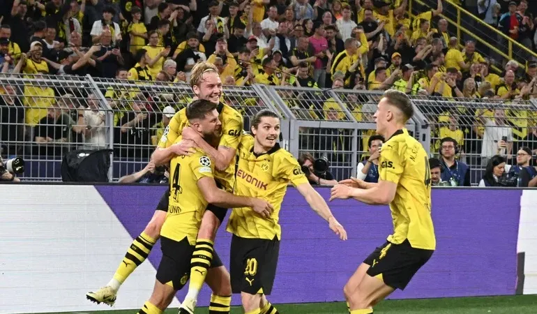 Các cầu thủ Dortmund ăn mừng bàn thắng của Niclas Fullkrug (trái)