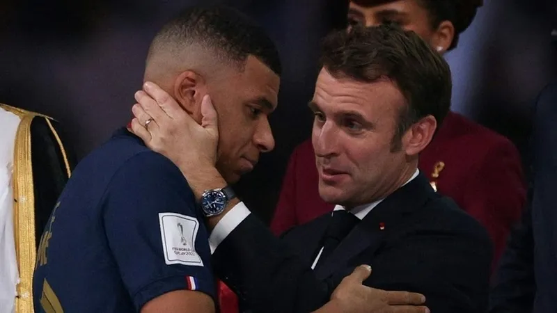 Tổng thống Pháp Emmanuel Macron và ngôi sao Kylian Mbappe