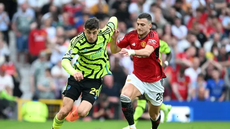 Tiền đạo Kai Havertz (Arsenal) đi bóng qua hậu vệ Dalot (Man United)