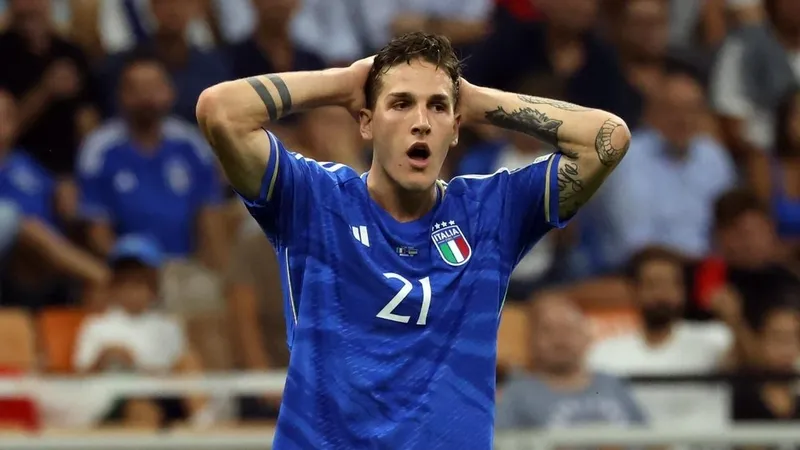 Nicolo Zaniolo của Aston Villa, trong màu áo tuyển Italia