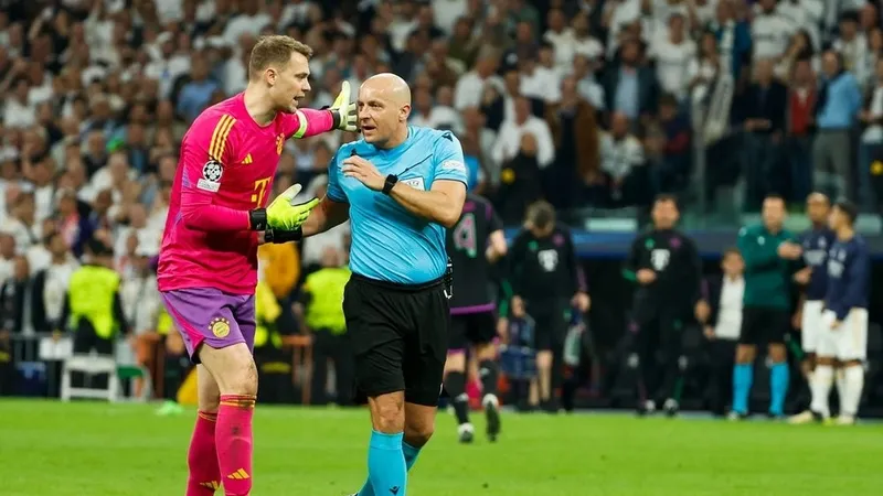 Thủ thành Manuel Neuer khiếu nại trọng tài Szymon Marciniak
