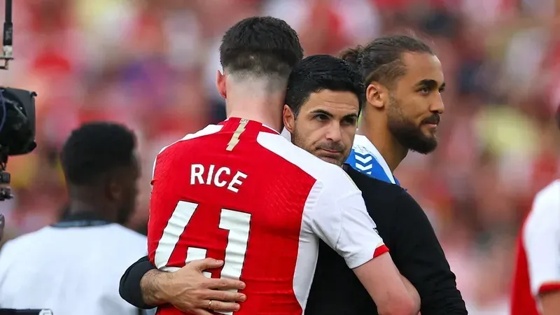 Mikel Arteta an ủi cậu học trò Declan Rice