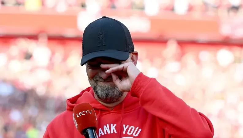 Jurgen Klopp rơi nước mắt khi chia tay Liverpool