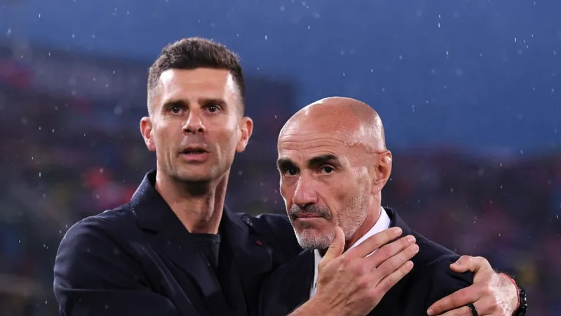 HLV Thiago Motta và Paolo Montero (phải) sau trận đấu