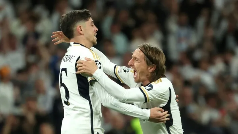 Luka Modric (phải) muốn thắng Champions và triển hạn cùng Real Madrid
