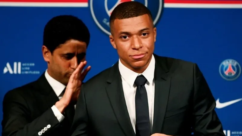 Kylian Mbappe ký triển hạn năm 2022 với biểu cảm không vui
