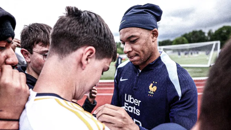 Kylian Mbappe ký tên lên áo đấu của Real Madrid khi tập trung cùng tuyển Pháp