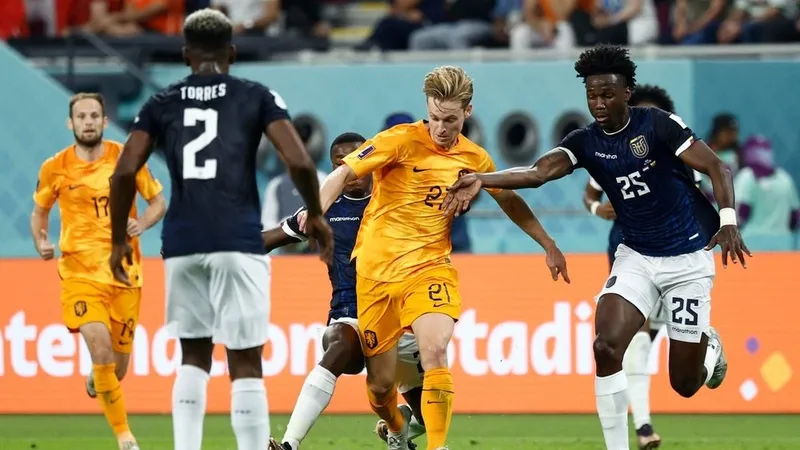 De Jong (giữa) vẫn khát khao được chơi cho Hà Lan ở EURO 2024