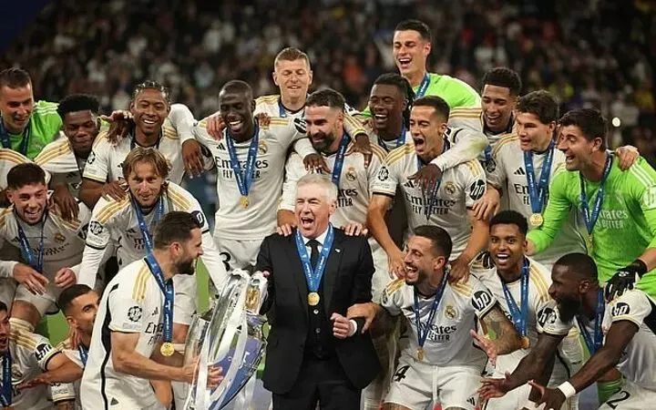 HLV Carlo Ancelotti trong niềm vui chiến thắng