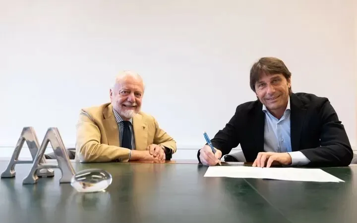 Ông bầu Aurelio de Laurentiis và HLV Antonio Conte trong buổi ký kết hợp đồng