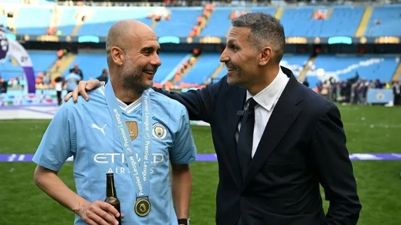 Chủ tịch Khaldoon Al Mubarak và Pep Guardiola trong ngày đăng quang