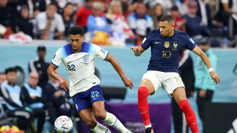 Jude Bellingham (Anh) đi bóng trước Kylian Mbappe