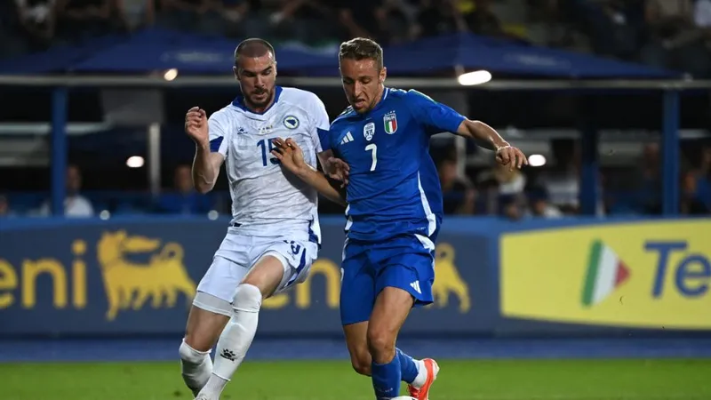 Davide Frattesi (phải) là chân sút chủ lực của Italia dưới thời HLV Luciano Spalletti
