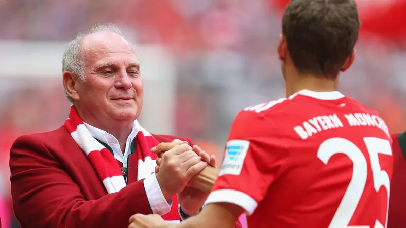 Thomas Muller và Chủ tịch danh dự Uli Hoeness