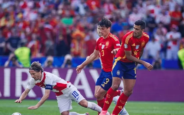 Tây Ban Nha đưa Croatia của Luka Modric trở lại mặt đất