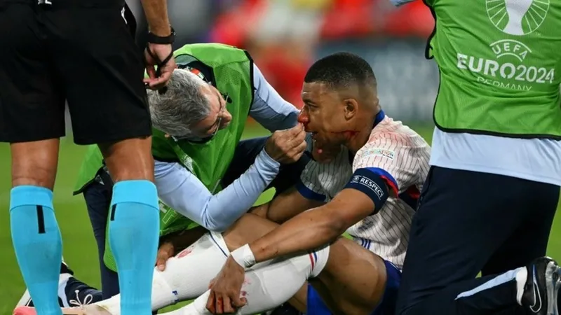 Các bác sĩ chăm sóc Kylian Mbappe trên sân