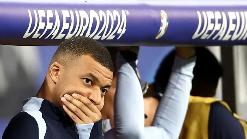 Kylian Mbappe ngồi xem các đồng đội hoang phí cơ hội