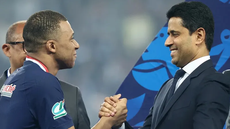  Kylian Mbappe và Chủ tịch PSG Nasser Al Khelaifi