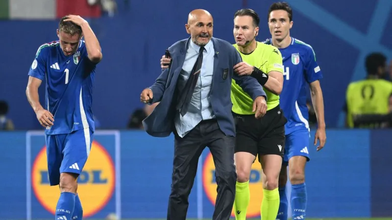 HLV Luciano Spalletti đã nổi giận trên sân