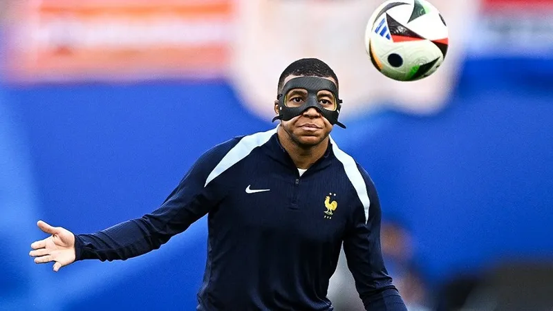 Kylian Mbappe đã thay mặt nạ mới để tham gia buổi đá tập