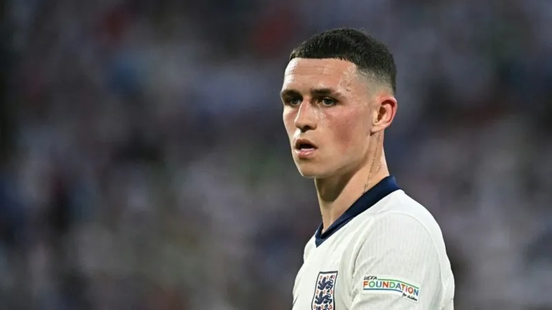 Phil Foden trở về nhà vì tình huống cấp bách