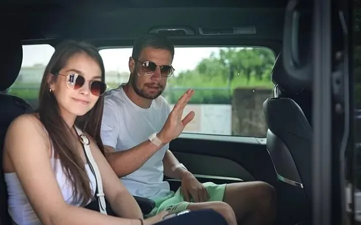 Barnabas Varga xuất viện cùng bạn gái Laura Skrapits 