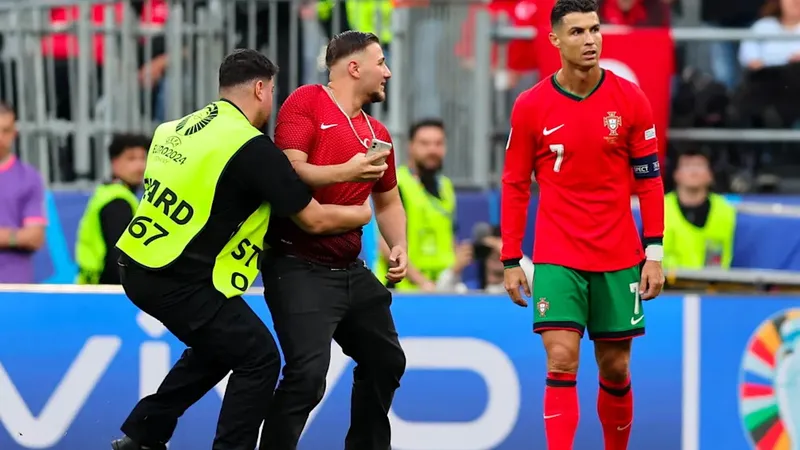 Cristiano Ronaldo liên tục bị quấy rầy ở EURO 2024