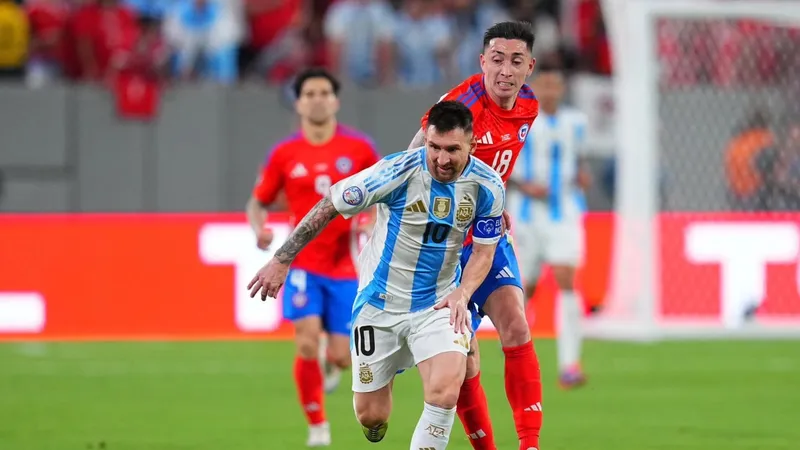 Leo Messi đi bóng trong trận gặp Chilê