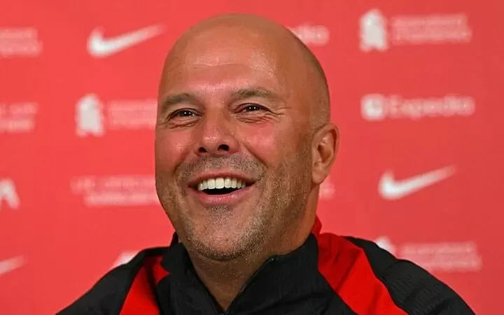Arne Slot trong cuộc họp báo đầu tiên ở Liverpool